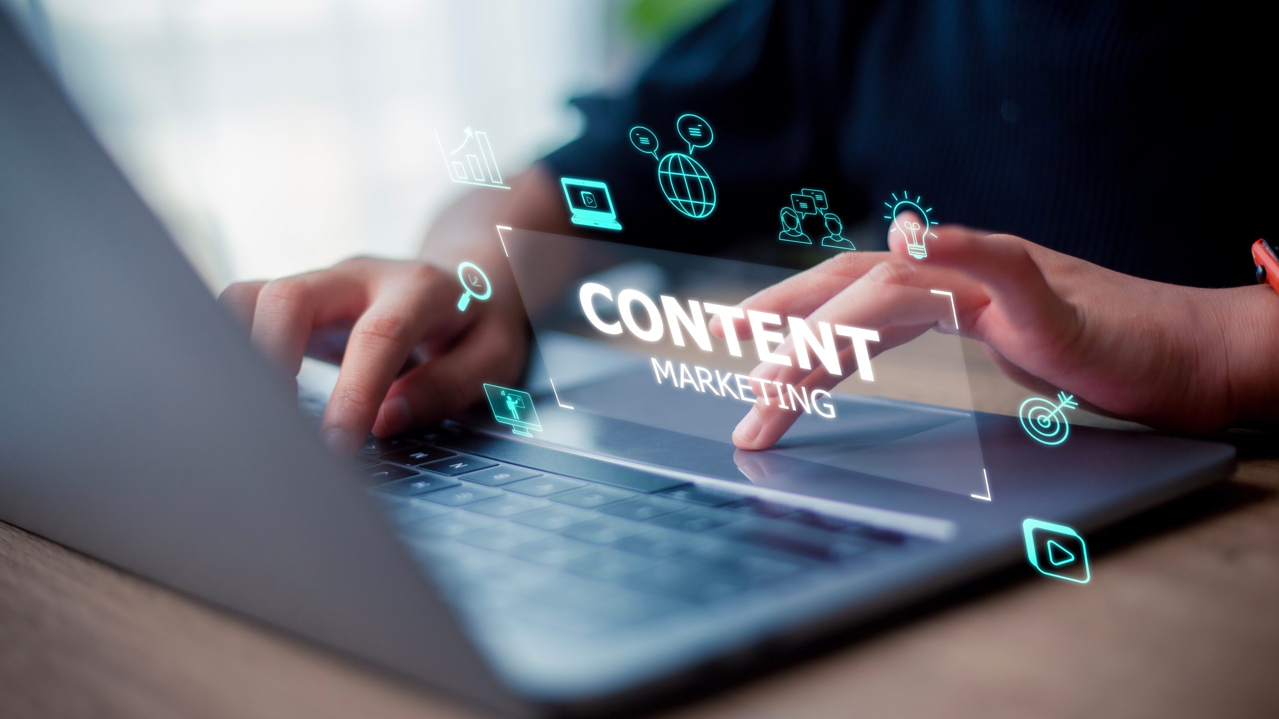 delle dita che digitano sulla tastiera del computer, dalla quale fuoriesce la scritta "content marketing"